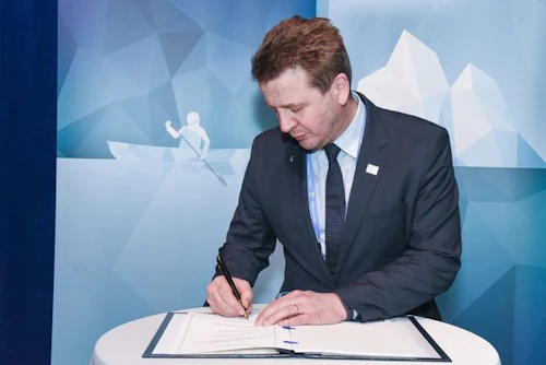Guðlaugur Þór Þórðarson utanríkisráðherra undirritar samning aðildarríkja Norðurskautsráðsins á sviði rannsókna og vísindaathugana á norðurslóðum