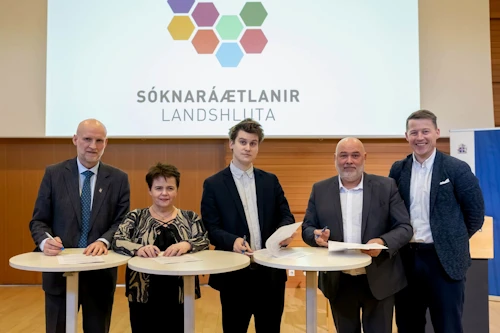 Eyjólfur Ármannsson samgöngu- og sveitarstjórnarráðherra, Sigríður Ó. Kristjánsdóttir, framkvæmdastjóri Vestfjarðastofu, Jóhann Páll Jóhannsson umhverfis-, orku- og loftslagsráðherra, Logi Einarsson menningar-, nýsköpunar- og háskólaráðherra og Gylfi Ólafsson formaður Vestfjarðastofu.