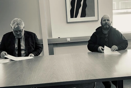Sigurður Ingi Jóhannsson, samgöngu- og sveitarstjórnarráðherra, og Jón Gísli Jónsson, oddviti Strandabyggðar, undirrita samkomulagið.