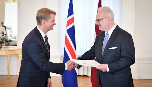 Harald Aspelund afhendir Egils Levits forseta Lettlands trúnaðarbréf