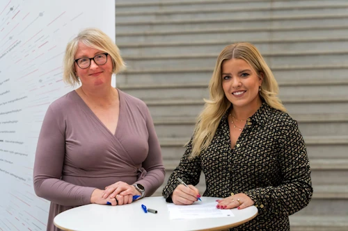 Áslaug Arna Sigurbjörnsdóttir háskóla-, iðnaðar- og nýsköpunarráðherra, og Ragnhildur Helgadóttir, rektor Háskólans í Reykjavík. 