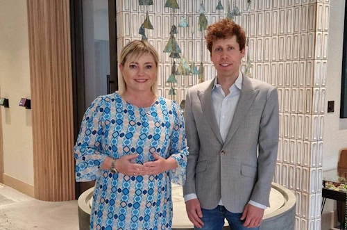 Lilja Dögg Alfreðsdóttir, menningar- og viðskiptaráðherra, ásamt Sam Altman, stofnanda og framkvæmdastjóra OpenAI eftir fund í San Francisco í maí 2022. 
