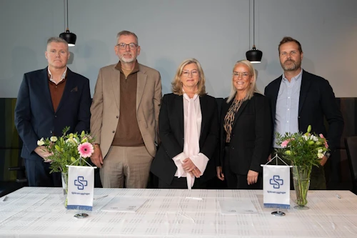 Frá vinstri: Kristján Jón Jónatansson, framkvæmdastjóri Klínikunnar, Sigurður Helgi Helgason, forstjóri Sjúlkratrygginga, Alma D. Möller heilbrigðisráðherra, Hannes Sigurjónsson, læknir hjá Læknahúsinu DEA Medica, og Dagný Jónsdóttir, framkvæmdastjóri Stoðkerfa.