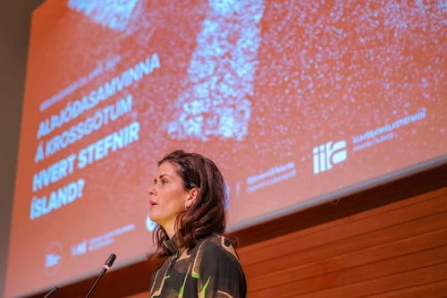 Þórdís Kolbrún Reykfjörð Gylfadóttir utanríkisráðherra flytur opnunarávarp sitt.