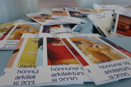 Stefnan var gefin út með nokkrum útgáfum af forsíðu