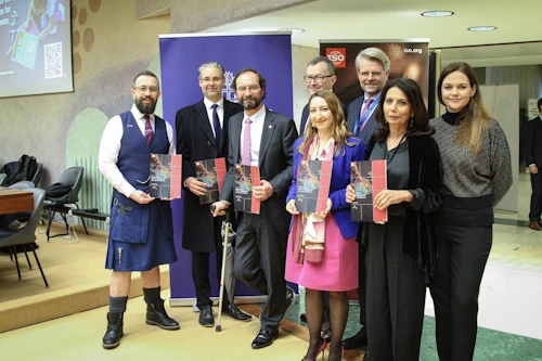 Matthew McVarish, meðstofnandi Brave Movement, Aaron Greenberg fulltrúi UNICEF, Sergio Mujica framkvæmdastjóri ISO, Jürg Lauber, forseti mannréttindaráðs Sameinuðu þjóðanna, Sylvie Bollini fulltrúi Evrópuráðsins, Einar Gunnarsson, fastafulltrúi Íslands í Genf, Najat Maalla M’jid, sérlegur sendifulltrúi aðalritara Sameinuðu þjóðanna um ofbeldi gegn börnum, og Erna Kristín Blöndal ráðuneytisstjóri