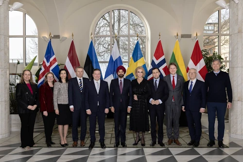 Fulltrúar kjördæmis Norðurlandanna og Eystrasaltsríkjanna (NB8) í Alþjóðabankanum, ásamt Ajay Banga, forseta bankans.