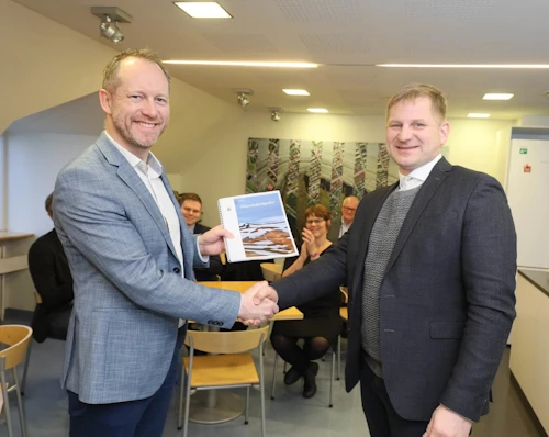 Óli Halldórsson, formaður nefndarinnar afhenti Guðmundi Inga Guðbrandssyni, umhverfis- og auðlindaráðherra skýrsluna í dag. 