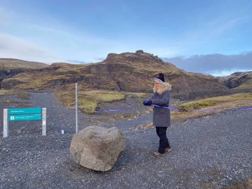 Ráðherra klippir á borða við nýja stíginn