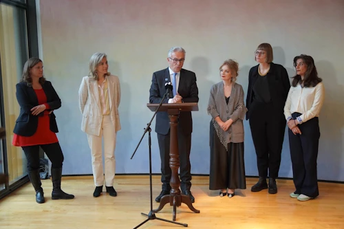 Theodoros Rousopoulos, forseti Evrópuráðsþingsins, ásamt fulltrúum úr valnefndinni. Frá vinstri: Sandra Konstatzky, Rósa Björk Brynjólfsdóttir, Iris Luarasi, Finnborg Salome Steinþórsdóttir og Sanam Naraghi Anderlini. 