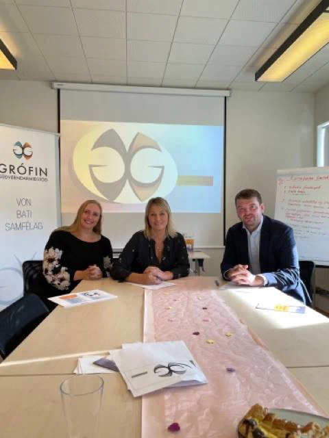 Inga María Ellertsdóttir, formaður Grófarinnar, Pálína Sigrún Halldórsdóttir, framkvæmdastjóri Grófarinnar og Ásmundur Einar Daðason, félags-og barnamálaráðherra skrifa undir samninginn. 