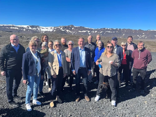 Ráðherra ásamt oddvita sveitarstjórnar, fulltrúum ráðuneytisins, sveitastjórnar, Umhverfisstofnunar og Vatnajökulsþjóðgarðs.