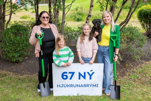 Inga Sæland, félags- og húsnæðismálaráðherra, Jóný Helgadóttir, Aníta Eir Vilmarsdóttir og Halla Thoroddsen, forstjóri Sóltúns, við skóflustunguna í dag. Þær Jóný og Aníta eru dætur starfsmanna á Sóltúni.