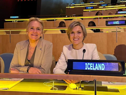 Þorgerður Katrín Gunnarsdóttir utanríkisráðherra og Kristrún Frostadóttir forsætisráðherra við upphaf afmælisfundar Sameinuðu þjóðanna í dag.