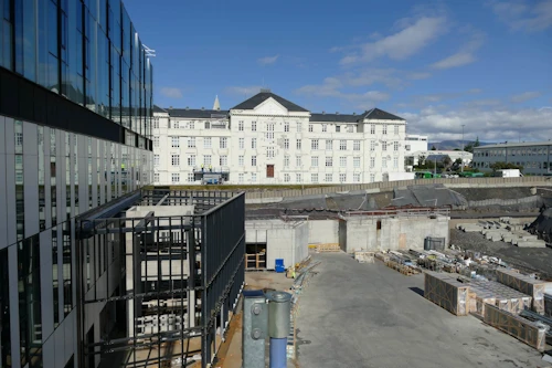 Nýi og gamli tíminn mætast. Elsti hluti Landspítala var tekinn í notkun árið 2030. Húsið teiknaði Guðjón Samúelsson húsameistari ríkisins.