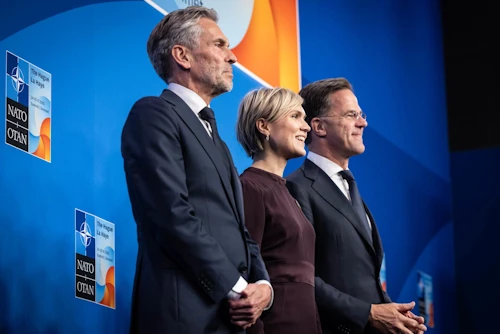 Dick Schoof, forsætisráðherra Hollands, og Mark Rutte, framkvæmdastjóri Atlantshafsbandalagsins, bjóða Kristrúnu Frostadóttur, forsætisráðherra, velkomna á leiðtogafundinn.