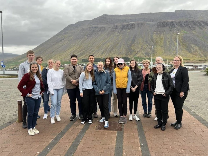 Katrín Jakobsdóttir forsætisráðherra og þátttakendur á fundinum á Ísafirði.
