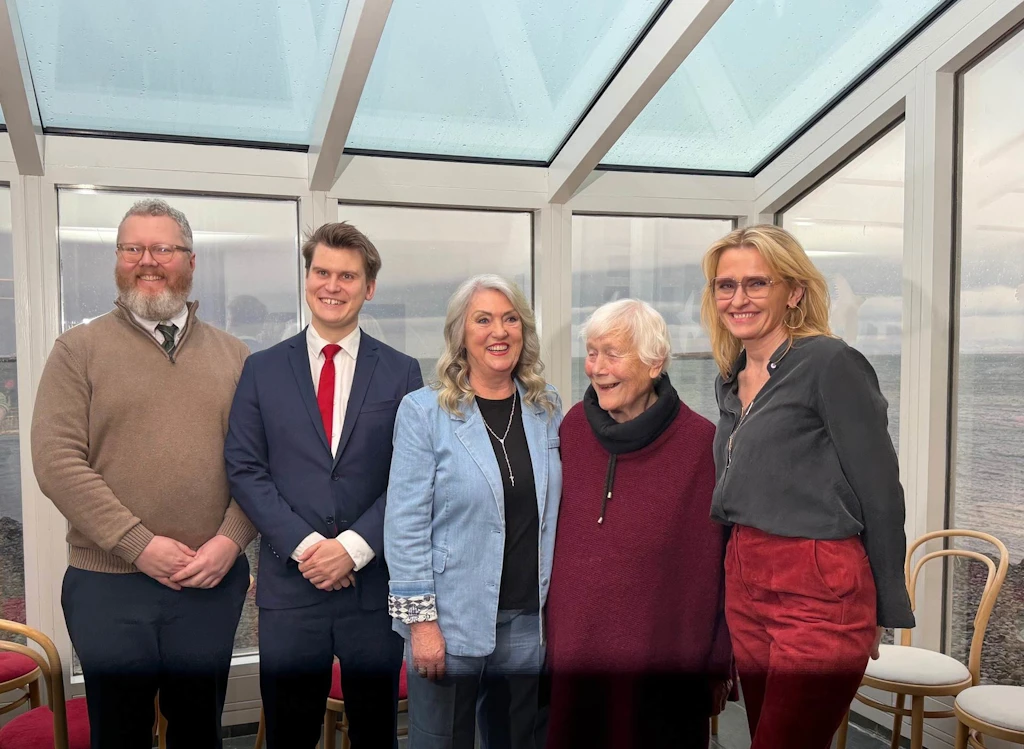 Frá vinstri: Rúnar Leifsson, forstöðumaður Minjastofnunar Íslands, Jóhann Páll Jóhannsson, umhverfis-, orku- og loftslagsráðherra, Þuríður Sigurðardóttir f.h. Laugarnesvina, Birgitta Spur fh. Listasafns Sigurjón Ólafssonar, og Heiða Björg Hilmisdóttir, borgarstjóri Reykjavíkur.