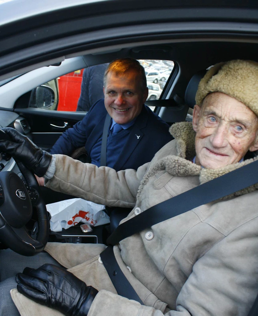 Stefán Þorleifsson undir stýri áður en hann renndi sér með Jón Gunnarsson gegnum göngin.