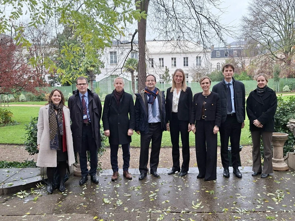 Sendinefndir Íslands og Frakklands í París.