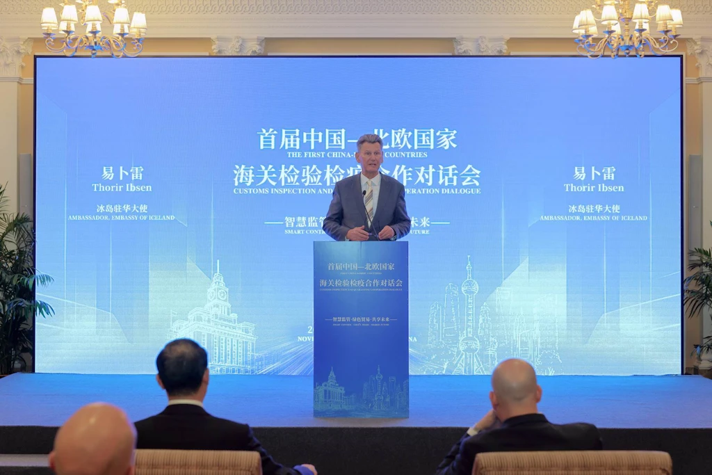 Þórir Ibsen heldur ræðu á China-Nordic Dialogue