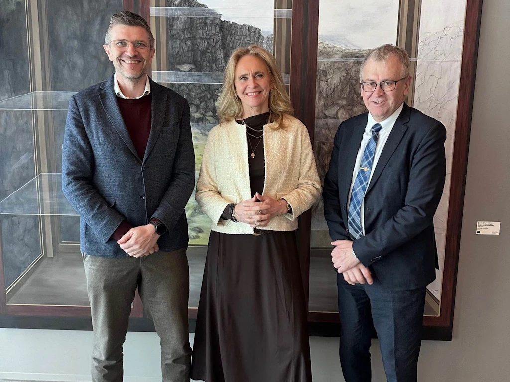Þorgerður Katrín Gunnarsdóttir utanríkisráðherra ásamt Jóni Páli Hreinssyni, bæjarstjóra Bolungarvíkurkaupstaðar, og Jóni B. Guðnasyni framkvæmdastjóra varnarmálasviðs Landhelgisgæslu Íslands.