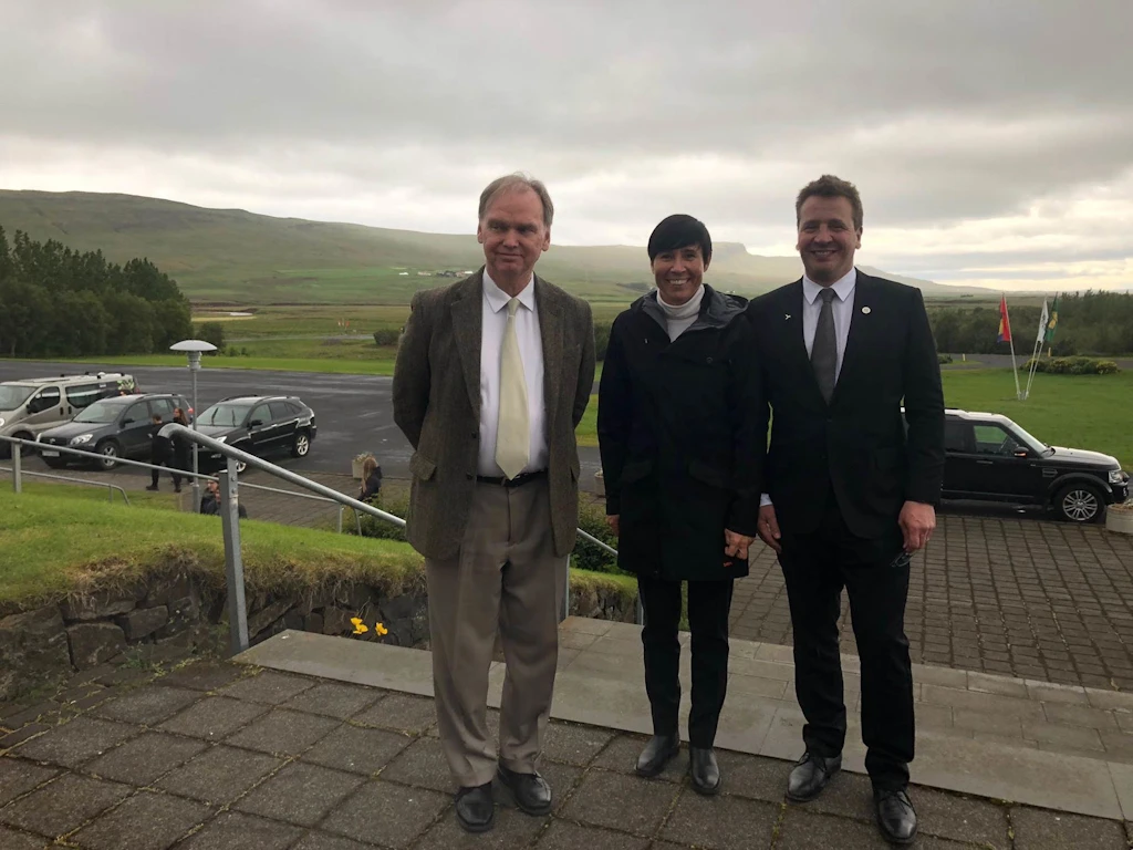 Guðlaugur Þór og Ine Ine Marie Eriksen Søreide ásamt Bergi Þorgeirssyni, forstöðumanni Snorrastofu í Reykholti. 