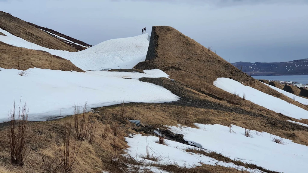 Snjóflóðshrönn ofan við efstu keilu undir Tröllagili í Neskaupstað eftir snjóflóð sem féll á keilurnar í apríl 2023. Ljósmynd: Veðurstofa Íslands, 12. apríl 2023.