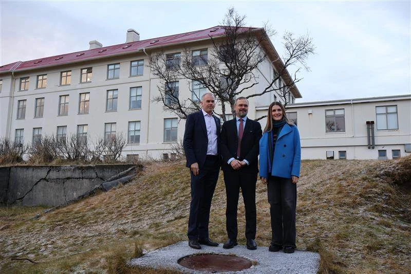 Daði Már Kristófersson, Almar Guðmundsson og Margrét Bjarnadóttir, forseti bæjarstjórnar Garðabæjar, við Vífilsstaði, að undirritun lokinni. 