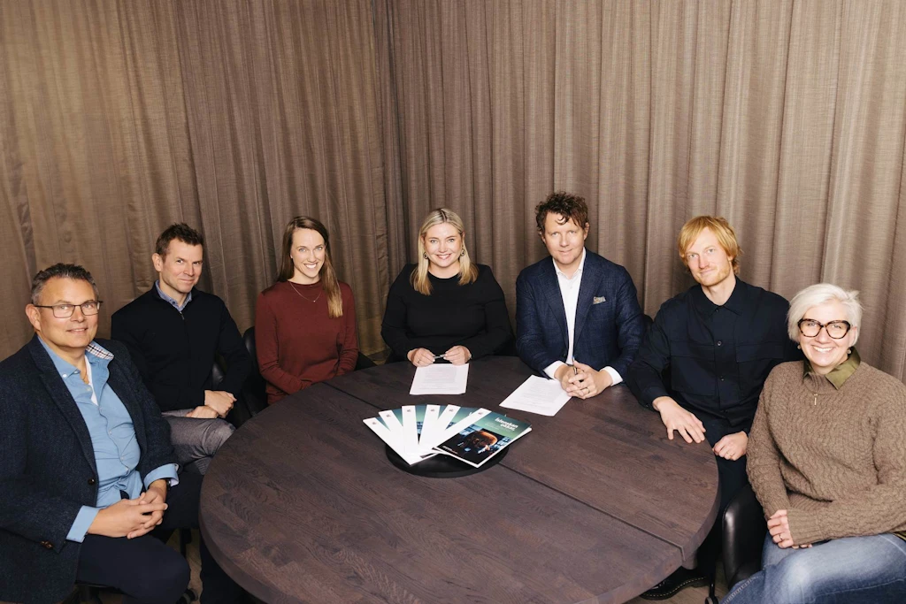 Stjórn Almannaróms skrifaði undir samning til þriggja ára í gær. Snævar Ívarsson, Björgvin Ingi Ólafsson,Lilja Dögg Jónsdóttir framkvæmdastjóri Almannaróms, Lilja Dögg Alfreðsdóttir ráðherra, Halldór Benjamín Þorbergsson formaður stjórnar, Sverrir Norland og Magga Dóra Ragnarsdóttir.