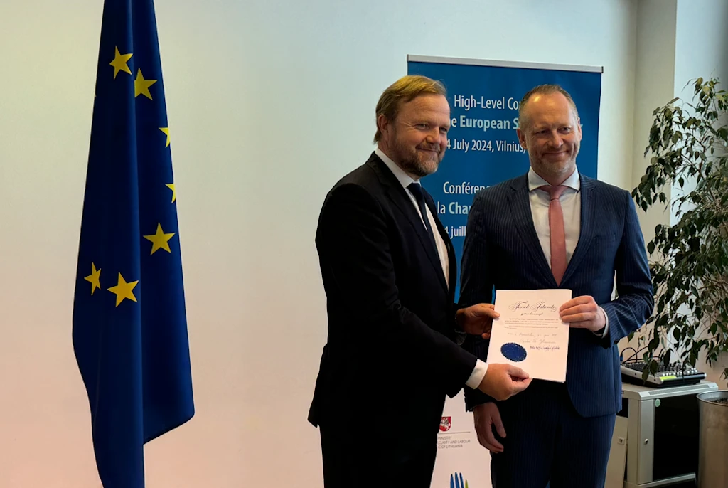 Guðmundur Ingi Guðbrandsson, félags- og vinnumarkaðsráðherra, afhendir Bjørn Berge, aðstoðarframkvæmdastjóra hjá Evrópuráðinu, yfirlýsingu um að Íslandi hafi fullgilt endurskoðaðan Félagsmálasáttmála Evrópu.