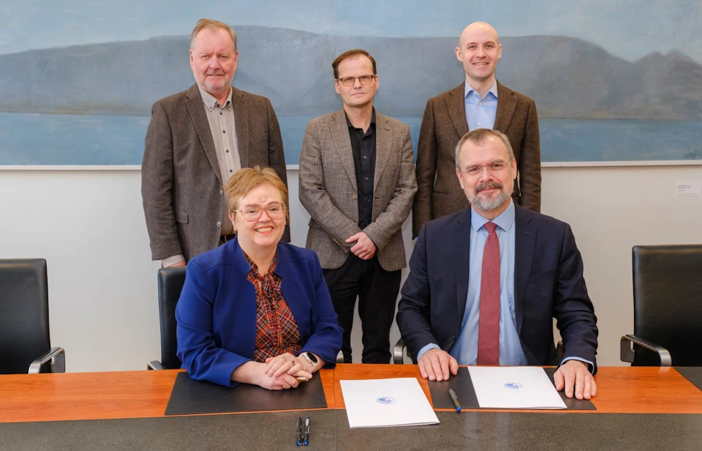 Birgir Þór Runólfsson, forseti hagfræðideildar HÍ, Magnús Þór Torfason, forseti Félagsvísindasviðs HÍ, Arnaldur Sölvi Kristjánsson nýr formaður fjármálaráðs og lektor við hagfræðisdeild HÍ, Silja Bára Ómarsdóttir, rektor HÍ og Daði Már Kristófersson, fjármála- og efnahagsráðherra