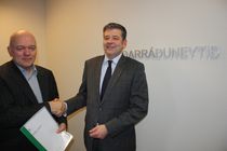 Sverrir Haukur Viðarsson, formaður verkefnisstjórnar Grænu orkunnar afhendir Kristjáni Skarphéðinssyni, ráðuneytisstjóra skýrsluna grænu. Sverrir Haukur Viðarsson, formaður verkefnisstjórnar Grænu orkunnar afhendir Kristjáni Skarphéðinssyni, ráðuneytisstjóra skýrsluna grænu.