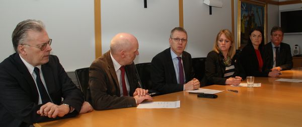 Frá undirritun viljayfirlýsingarinnar. Ögmundur Jónasson, Steingrímur J. Sigfússon, Gunnar Baldvinsson, Katrín Júlíusdóttir, Þórey S. Þórðardóttir og Guðbjartur Hannesson Frá undirritun viljayfirlýsingarinnar. Ögmundur Jónasson, Steingrímur J. Sigfússon, Gunnar Baldvinsson, Katrín Júlíusdóttir, Þórey S. Þórðardóttir og Guðbjartur Hannesson