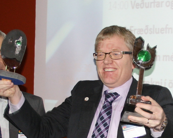 FÍB hlaut viðurkenninguna Umferðarljósið 2010.