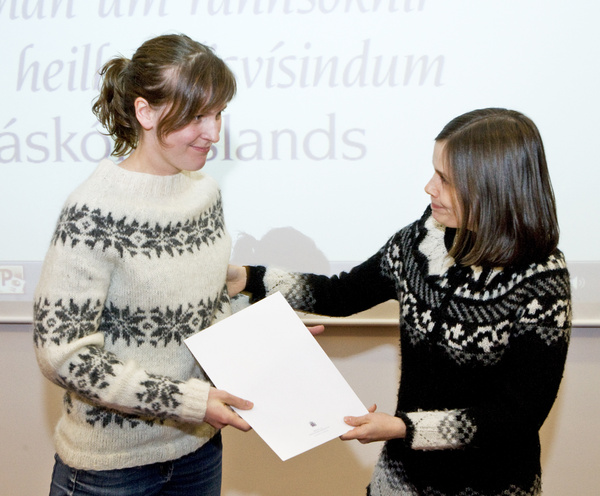 Ráðherra afhendir Margréti H. Ögmundsdóttur verðlaun