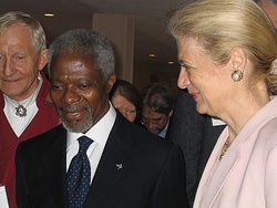 Kofi_Annan Kofi Annan, aðalframkvæmdastjóri Sameinuðu þjóðanna og frú á fundi um sjálfbæra þróun í aðalstöðvum Sþ í New York 29/04/2004