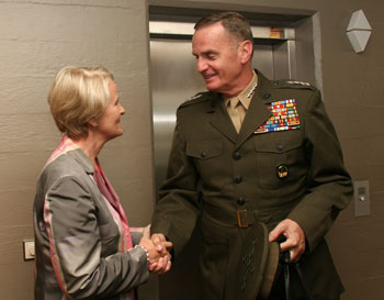 Valgerður Sverrisdóttir, utanríkisráðherra, og James L. Jones, yfirhershöfðingi