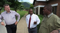 Villi-talar-vid-heradsstjorann-i-Mangochi